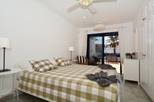 En eller flere senge i et værelse på Villa Yucas + 36 billeder