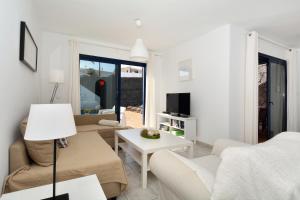 a living room with a couch and a table at Villa Yucas in Playa Blanca