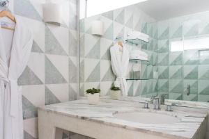uma casa de banho com um lavatório e um espelho em Avalon Hotel Beverly Hills, a Member of Design Hotels em Los Angeles