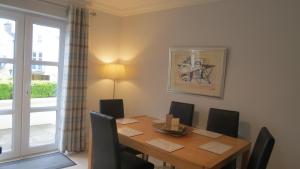 una sala da pranzo con tavolo, sedie e una finestra di Modern Home in the Heart of Rosscarbery Village a Rosscarbery
