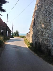 ヴィムルーにあるJardin au bord de merの古石造りの建物の横の空き道