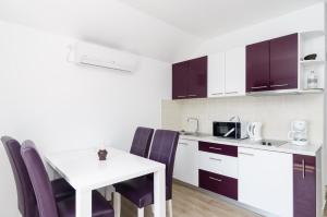 Kuchyň nebo kuchyňský kout v ubytování Apartments Stermasi