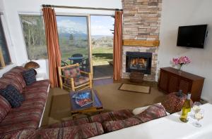 Seating area sa Spring Creek Ranch