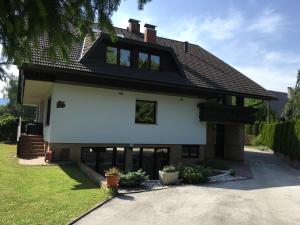 een wit huis met een zwart dak bij J-Max in Bled