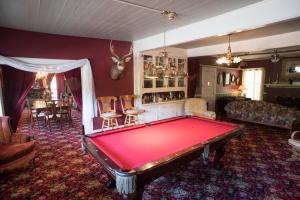 ein Wohnzimmer mit einem roten Billardtisch in der Unterkunft Avery Hotel in Avery