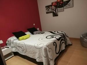 un dormitorio con una cama con dos animales de peluche en Apartamento Carmen, en Pamplona