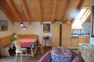 Pokój ze stołem i kuchnią w obiekcie Haus Enzian w mieście Seefeld in Tirol