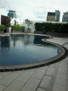 uma piscina no topo de um edifício em Nice view over the heart of Bangkok em Bangkok