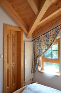 sypialnia z łóżkiem i oknem w obiekcie Haus Enzian w mieście Seefeld in Tirol
