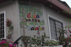 una casa con un letrero que dice tacos USA en Casa Paraíso, en Guayaquil