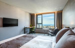 TV a/nebo společenská místnost v ubytování Hotel With Jeju