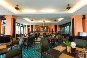 En restaurant eller et spisested på Pattawia Resort & Spa, Pranburi