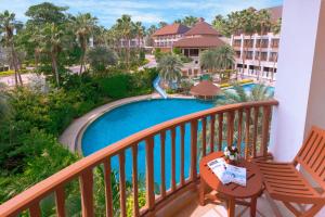 vistas a la piscina desde el balcón de un complejo en The Tide Resort en Bangsaen