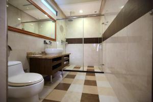 a bathroom with a toilet and a sink and a shower at Yi Yuan Resort in Fengping