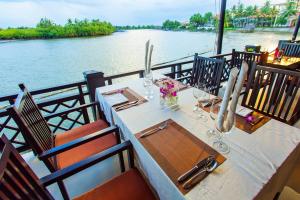 Ein Restaurant oder anderes Speiselokal in der Unterkunft Hoi An Beach Resort 