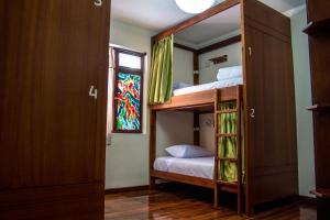 Poschodová posteľ alebo postele v izbe v ubytovaní El Patio Hostel Quito