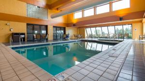 Best Western Executive Inn Kenosha - Pleasant Prairie في كينوشا: مسبح كبير مع ماء ازرق في مبنى