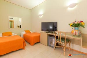 TV a/nebo společenská místnost v ubytování Paradise Beach Resort Selinunte
