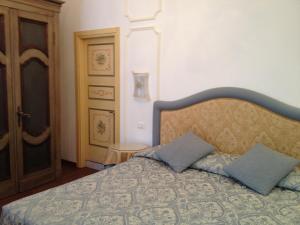 a bedroom with a bed and a dresser at Ca' Dei Polo in Venice
