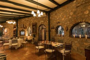 CALERILLA Hotel tesisinde bir restoran veya yemek mekanı