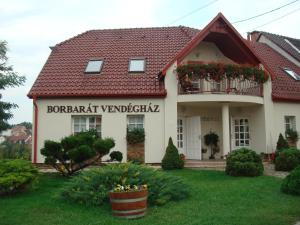 a house with a sign that reads boarbeit yardbeit at Borbarát Vendégház in Eger