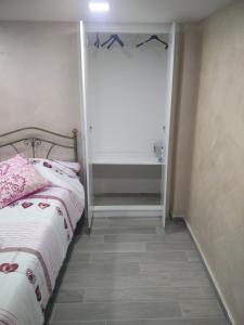 ナポリにあるBouganvilleのベッドルーム1室(ベッド1台付)、バスルーム1室が備わります。