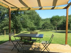 Fauch的住宿－Domaine De Cimélia，享有田野景致的甲板上的桌椅