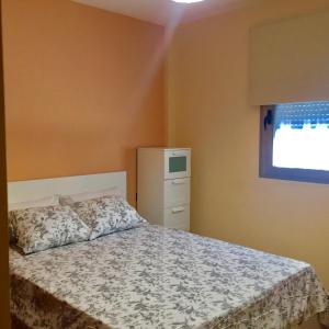 1 dormitorio con cama y ventana en Enjoy Tazacorte City, en Tazacorte