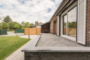 einem externen Blick auf ein Haus mit einer Terrasse in der Unterkunft Holiday home Zelenachten in Zele