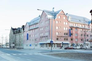 un grande edificio sul lato di una strada di Comfort Hotel Arctic a Luleå