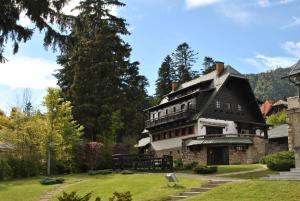 una casa grande en medio de un patio en Vilele Lucia Luxury Mens Sana en Sinaia