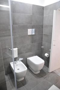 y baño con aseo, lavabo y ducha. en Casa Sipione Papa, en Módica