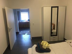 ミュンジンゲンにあるFerienwohnung Albblick 1 Münsingenの鏡とベッド付きの客室を望めます。