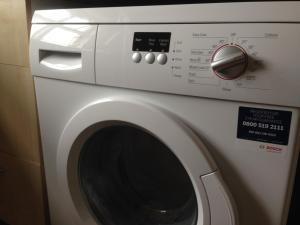 uma máquina de lavar roupa branca com a porta aberta em Anchor Inn Fladbury em Fladbury