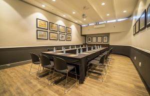 ein Konferenzraum mit einem langen Tisch und Stühlen in der Unterkunft Hotel 224 & Apartments in Pretoria