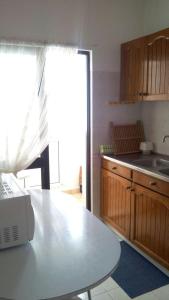 アルマカオ・デ・ペラにあるMónaco Apartmentのキッチン(白いテーブル、シンク付)