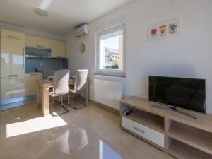 TV a/nebo společenská místnost v ubytování Apartments Livaja