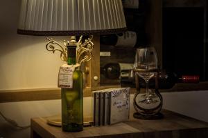een fles wijn op een tafel met een lamp en een glas bij Vinodorum Apartments in Cluj-Napoca +10 foto's