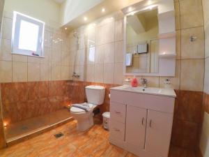 Un baño con inodoro, lavabo y bañera. en Rubini Homes, en Agia Marina de Nea Kydonia 51 fotos más