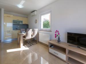 TV a/nebo společenská místnost v ubytování Apartments Livaja