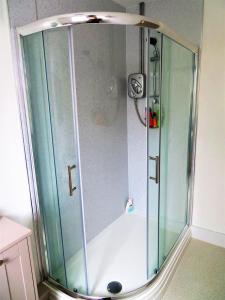 um chuveiro com uma caixa de vidro na casa de banho em Nordor - lots of parking em Portland