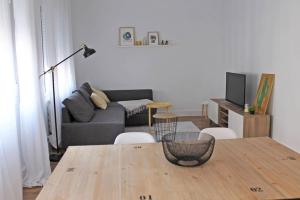 a living room with a couch and a table at G&D Vivienda Turística in Logroño