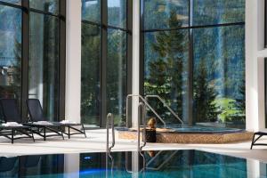 Bazén v ubytování Hotel Goldried nebo v jeho okolí