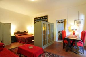 Posteľ alebo postele v izbe v ubytovaní Villa in Private Estate,shared Pool,parking,3km to Ponte Vecchio