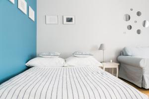 sypialnia z dużym białym łóżkiem z 2 poduszkami w obiekcie Apartament Rozbrat w Warszawie