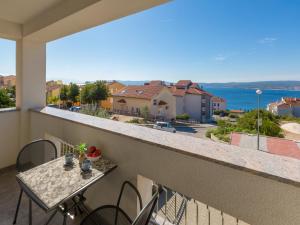 balkon ze stołem i krzesłami oraz widokiem na ocean w obiekcie Apartments Livaja w Crikvenicy
