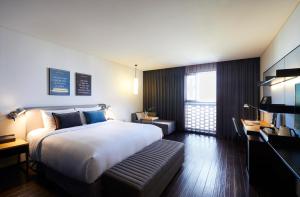 Habitación de hotel con cama grande y ventana en GLAD Yeouido en Seúl
