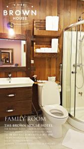 W łazience znajduje się biała toaleta i prysznic. w obiekcie The Brown House Hotel w mieście Chachoengsao