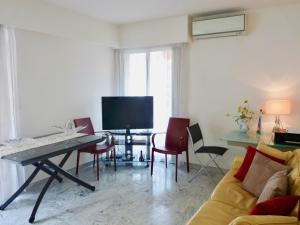 カンヌにあるOne bedroom apartment in the center of Cannes, next to the Carlton, a few meters from the Croisette - 367のリビングルーム(ソファ、テーブル、椅子付)