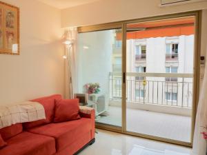 カンヌにあるOne bedroom apartment in the center of Cannes, next to the Carlton, a few meters from the Croisette - 367のリビングルーム(赤いソファ、バルコニー付)